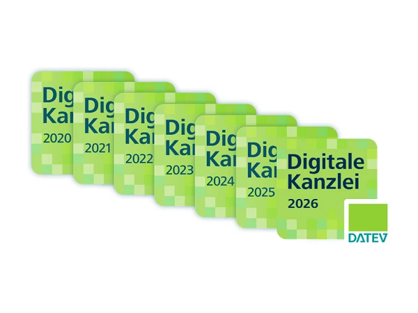 Sechs quadratische digitale Abzeichen in verschiedenen Grüntönen, die die Aufschrift „Digitale Kanzlei“ sowie die Jahre 2020 bis 2026 zeigen, mit dem Logo „DATEV“ in der unteren rechten Ecke.